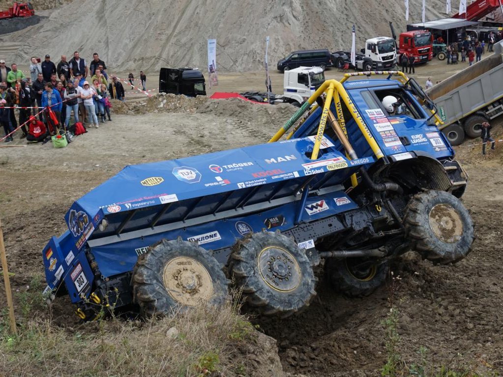 Das BFS Trucksport Team in extremer Schräglage.